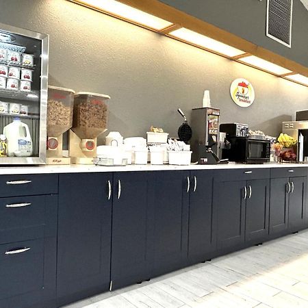 Super 8 By Wyndham Hot Springs Motel Екстериор снимка