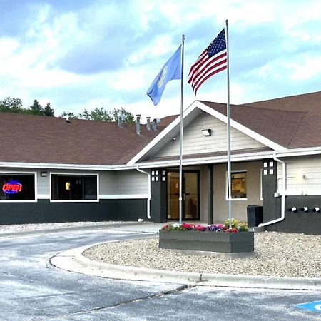 Super 8 By Wyndham Hot Springs Motel Екстериор снимка