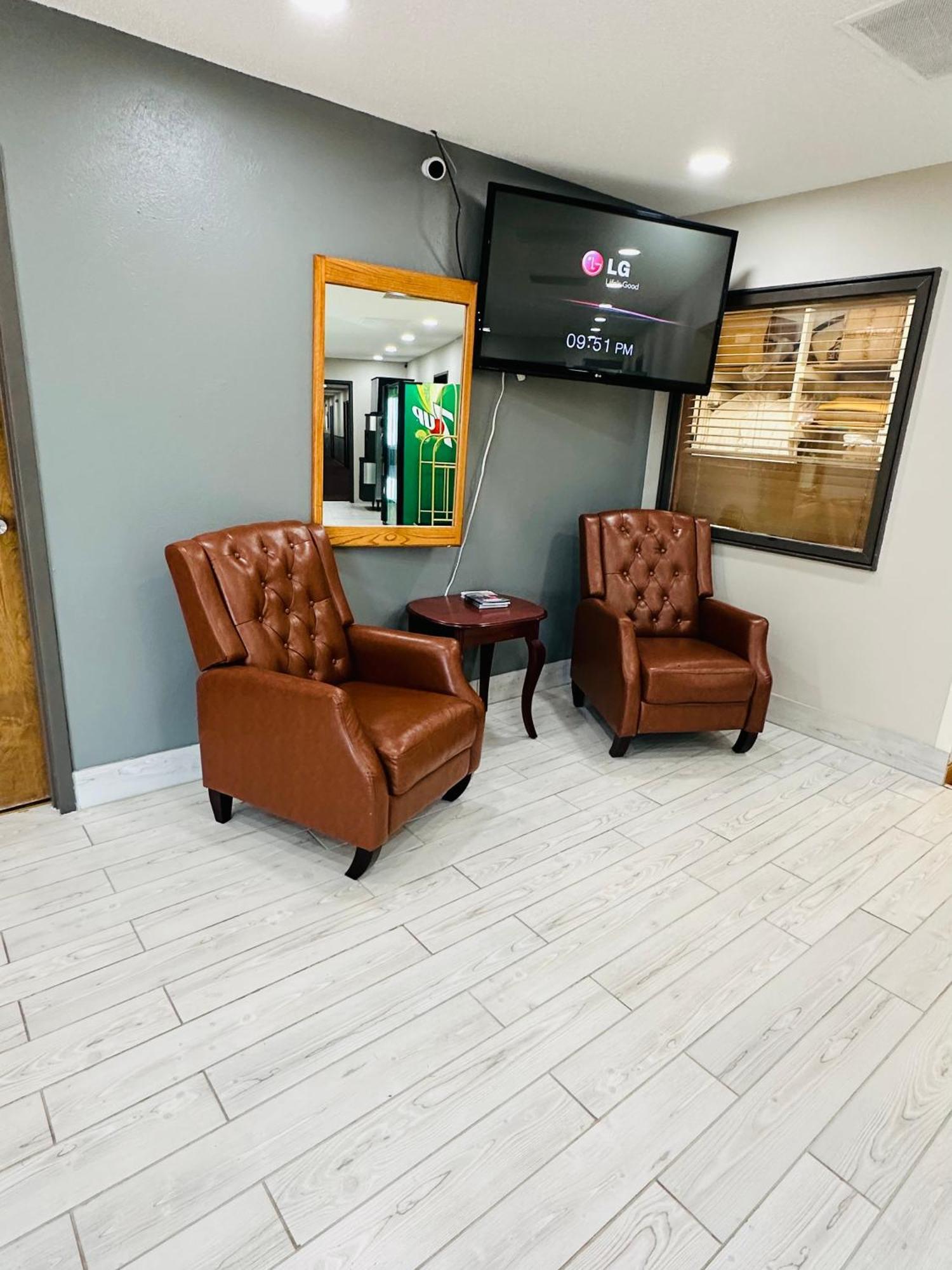 Super 8 By Wyndham Hot Springs Motel Екстериор снимка