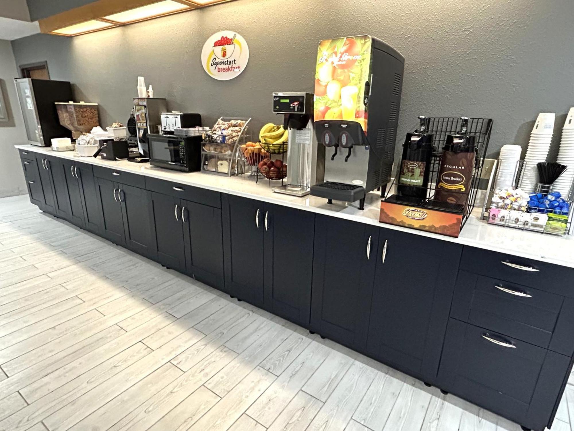 Super 8 By Wyndham Hot Springs Motel Екстериор снимка