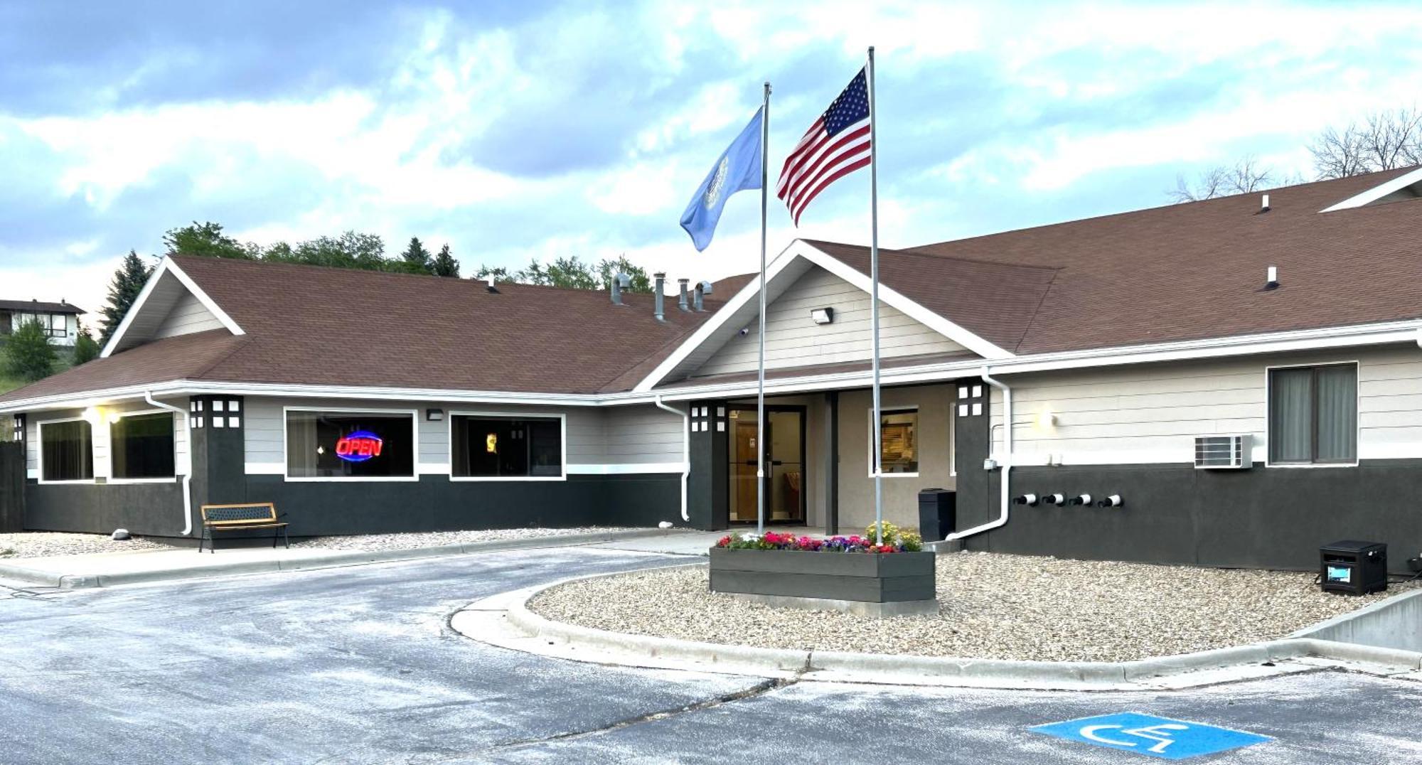 Super 8 By Wyndham Hot Springs Motel Екстериор снимка