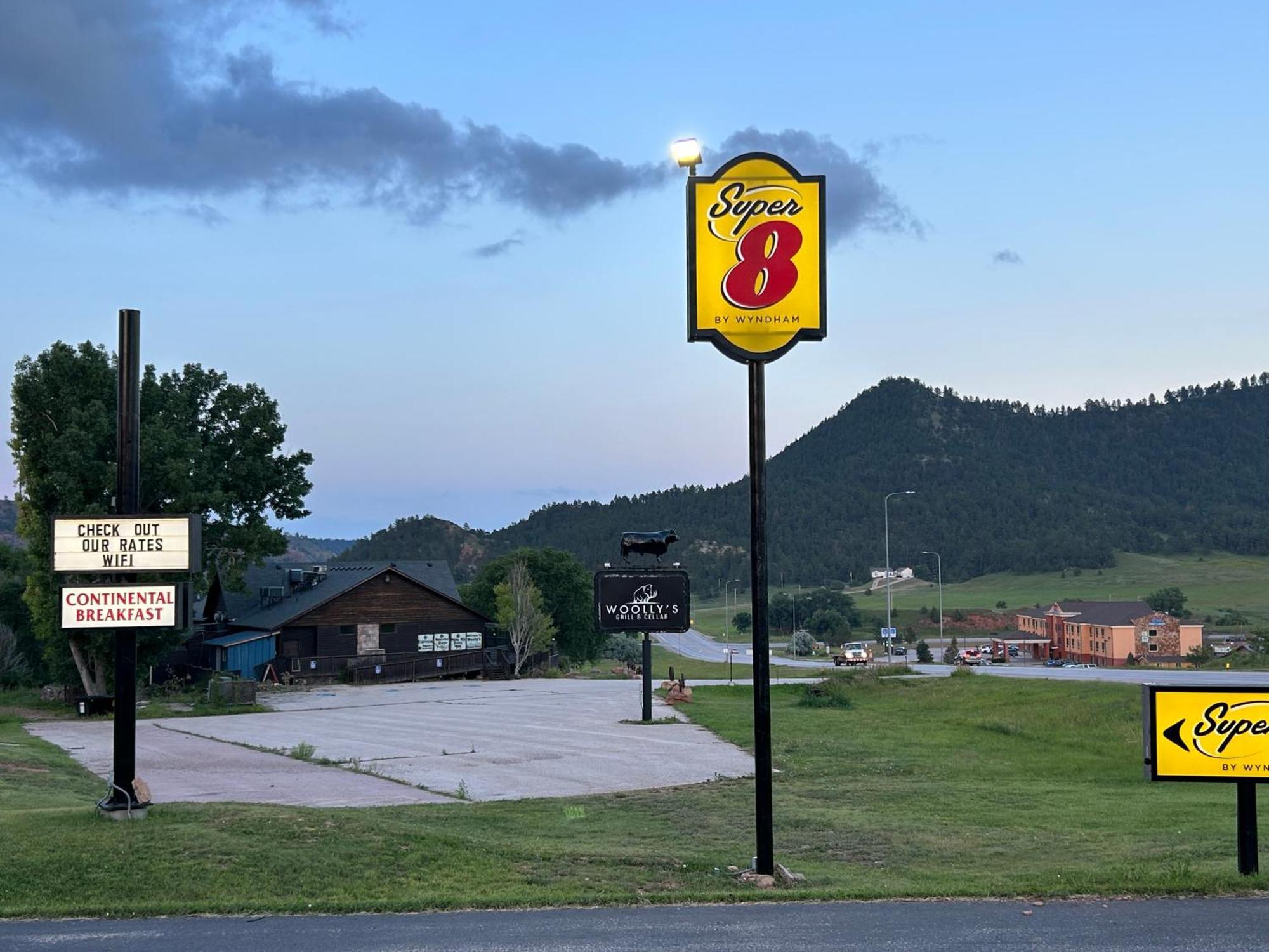Super 8 By Wyndham Hot Springs Motel Екстериор снимка