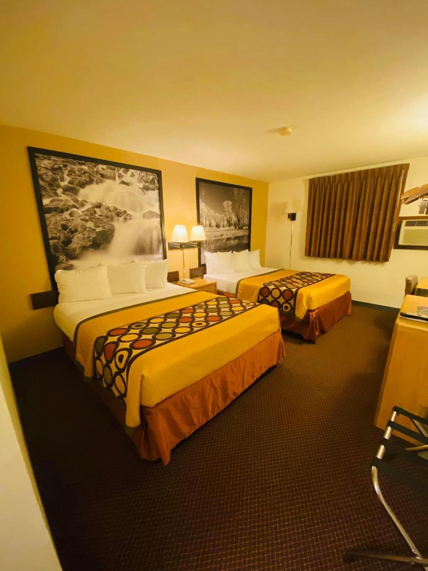 Super 8 By Wyndham Hot Springs Motel Екстериор снимка