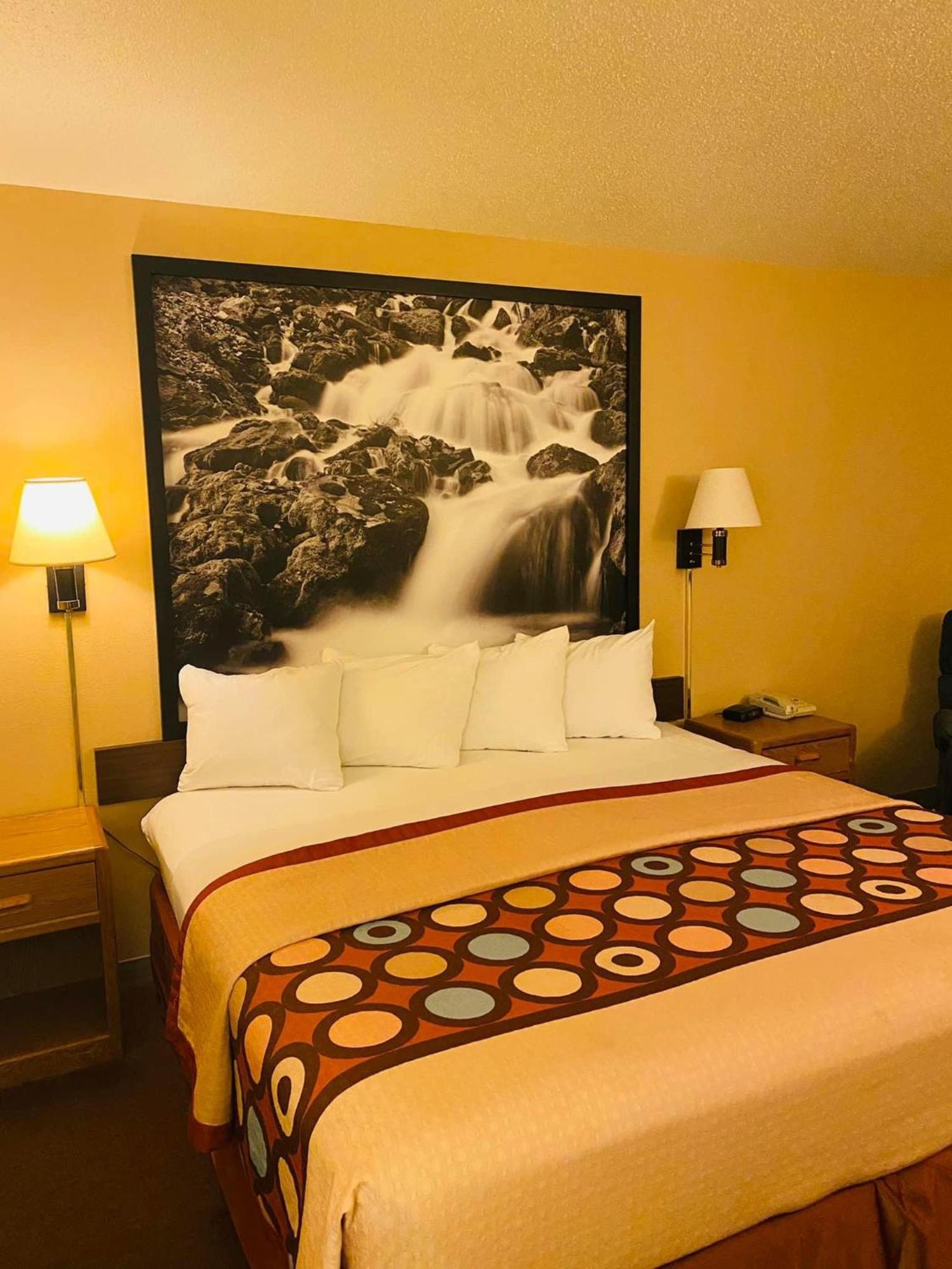 Super 8 By Wyndham Hot Springs Motel Екстериор снимка