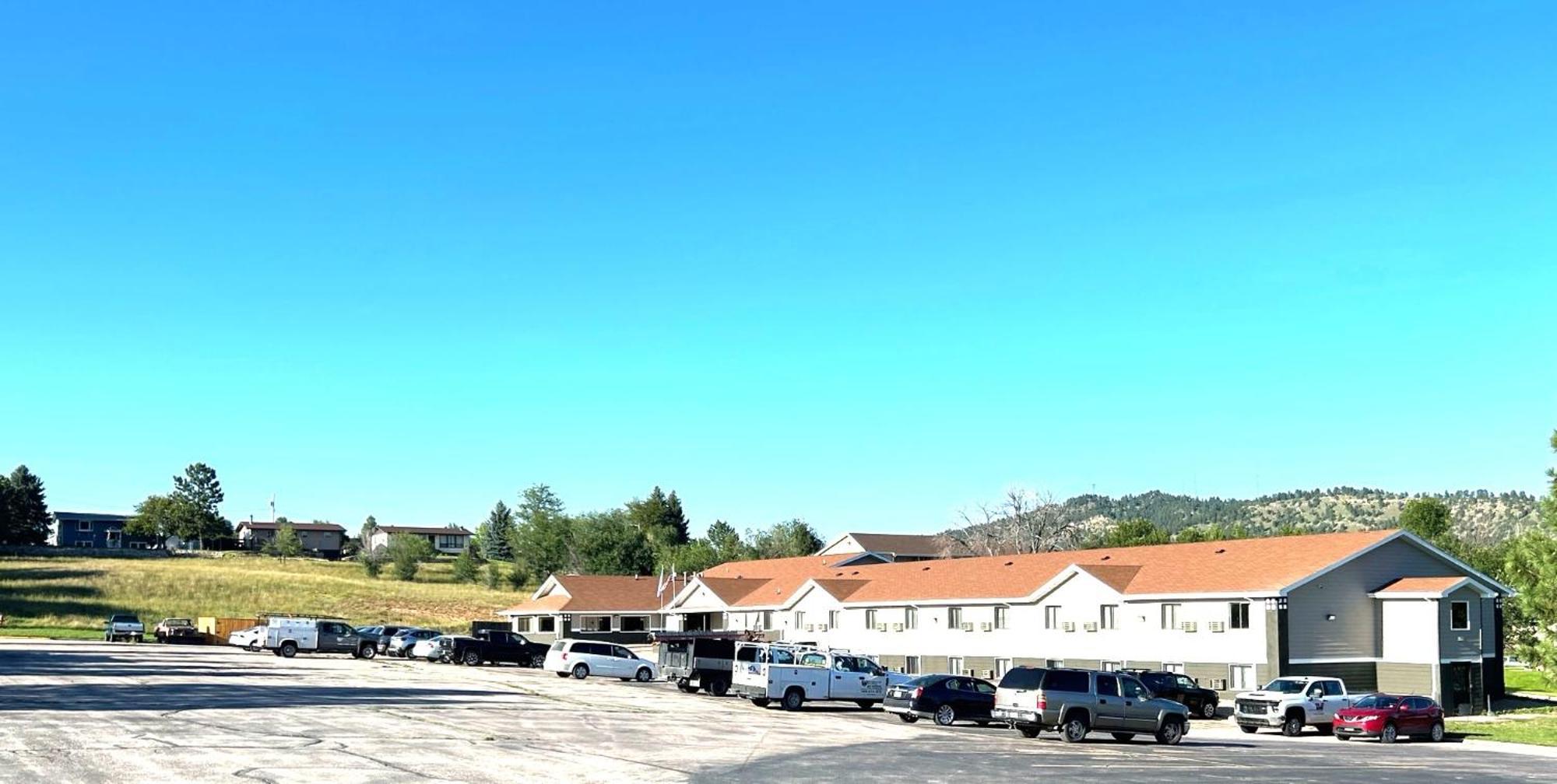Super 8 By Wyndham Hot Springs Motel Екстериор снимка
