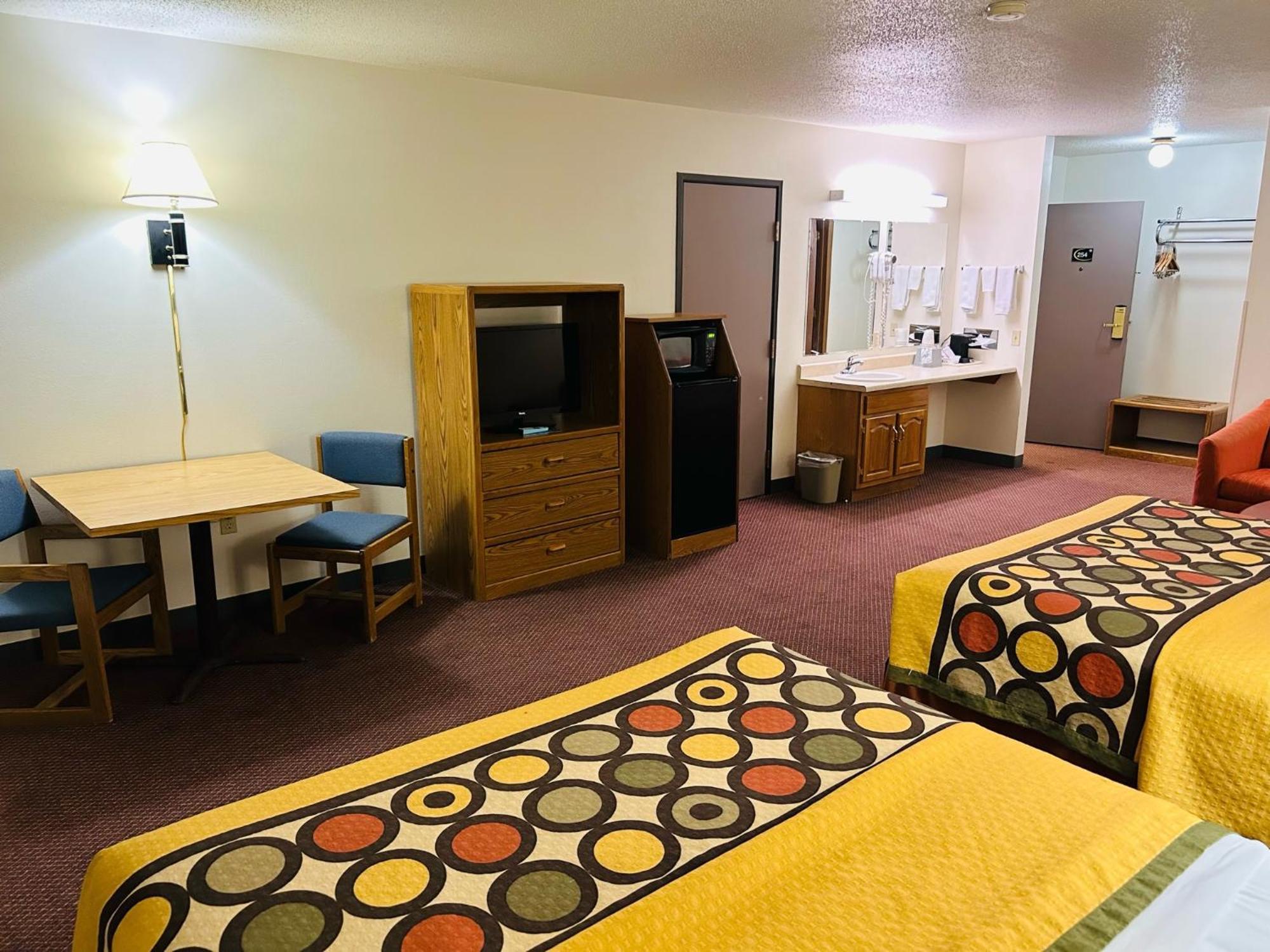 Super 8 By Wyndham Hot Springs Motel Екстериор снимка